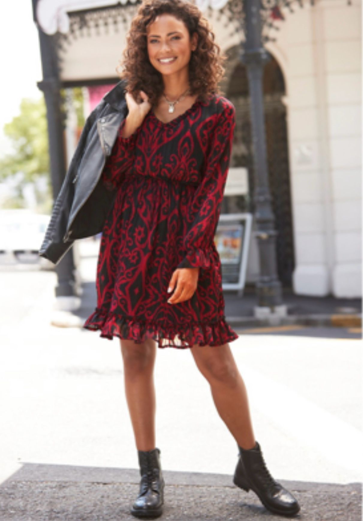 Sukienka z falbaniastym detalem i dekoltem w serek