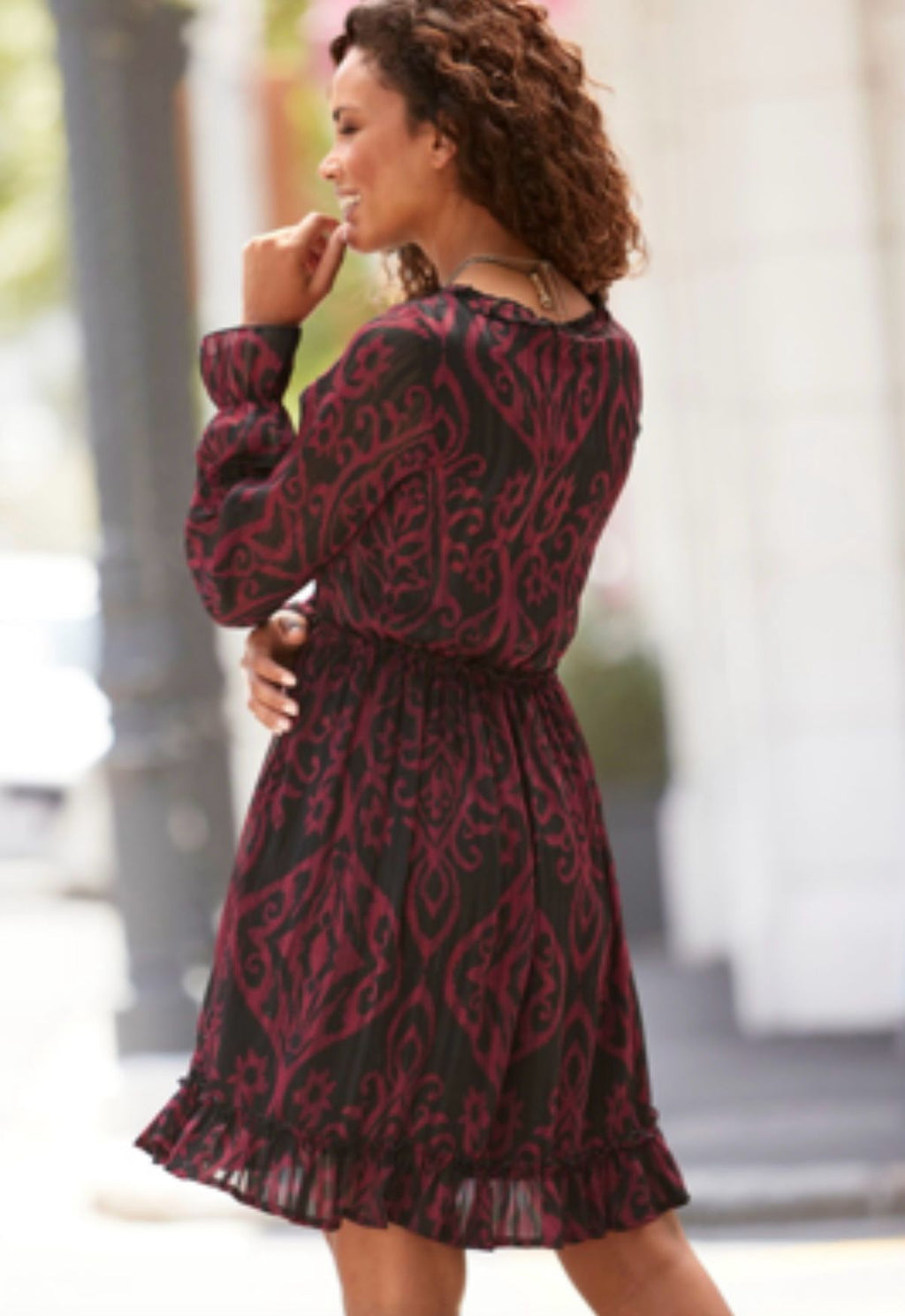 Sukienka BUFFALO z falbaniastym detalem i dekoltem w serek