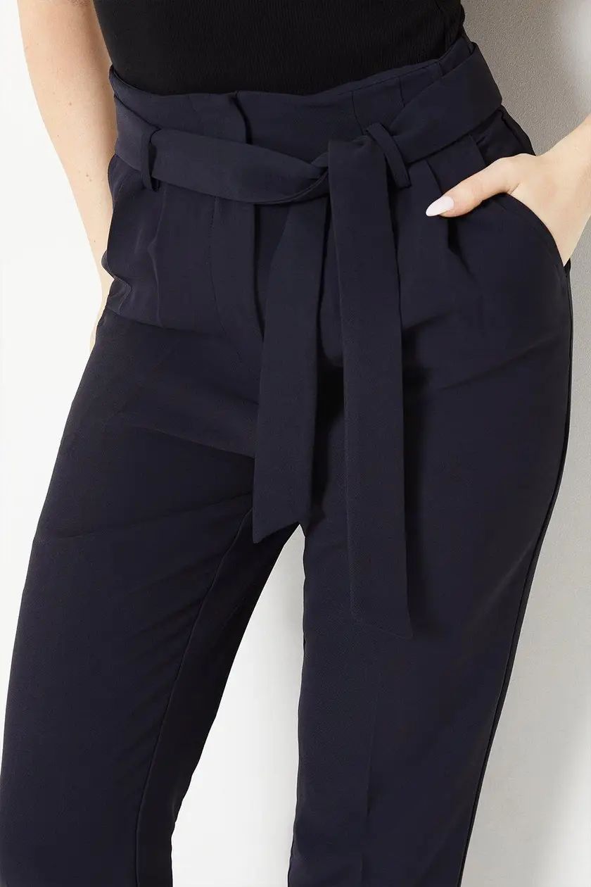 Spodnie Dorota Perkins z paskiem i dopasowanym krojem