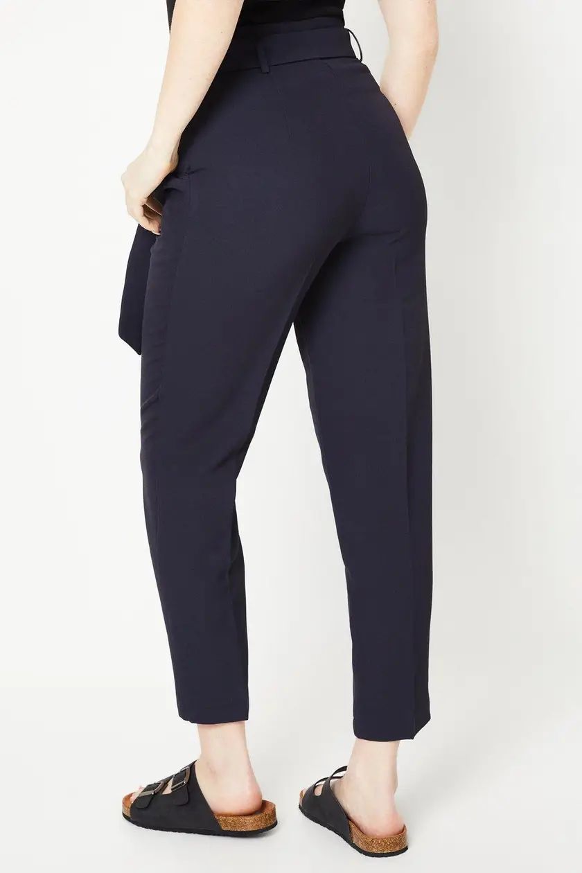 Spodnie Dorota Perkins z paskiem i dopasowanym krojem